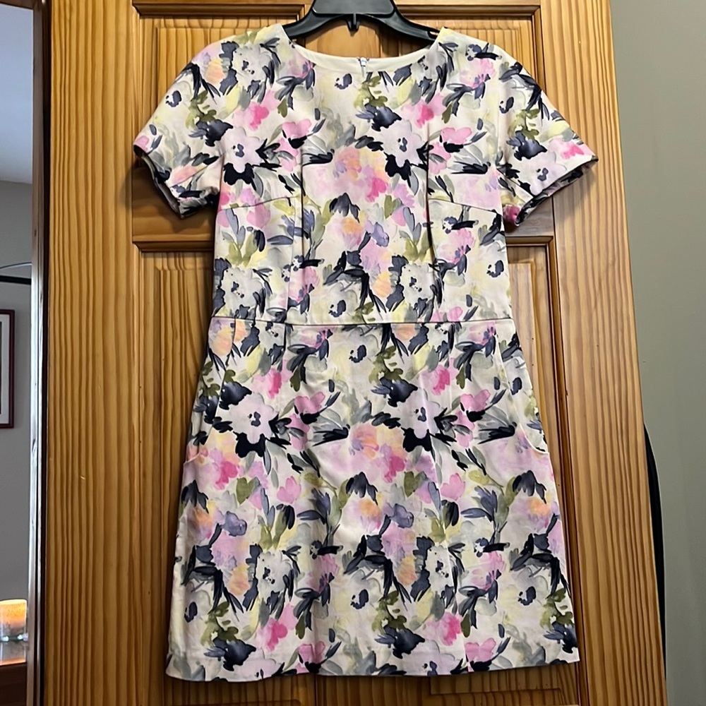 Floral short sleeve mini dress with pockets and zip in back size 8